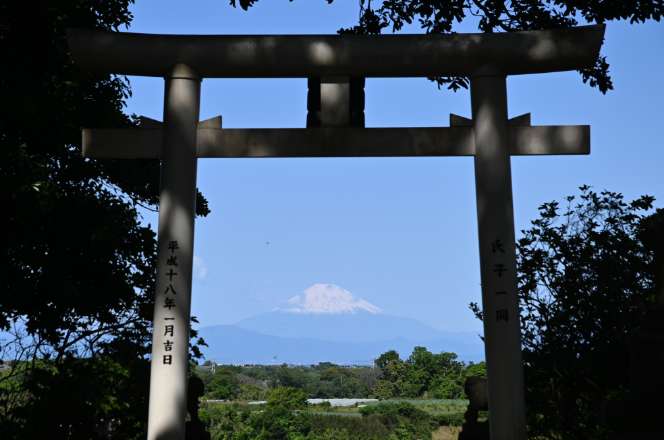 鳥居の向こう側の青空に富士山が見える写真